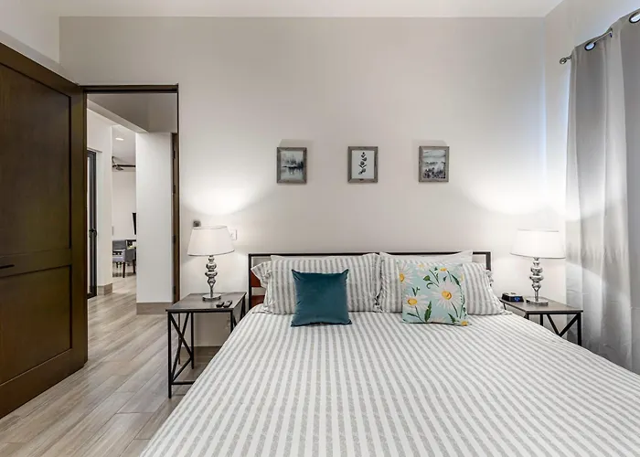 Deluxe Ground Floor 3 Bedroom Sleeps 8 With Amenities Сasa de vacaciones *