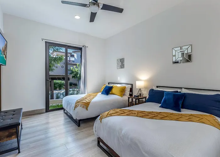 Сasa de vacaciones Deluxe Ground Floor 3 Bedroom Sleeps 8 With Amenities