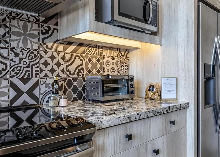 Сasa de vacaciones Deluxe Ground Floor 3 Bedroom Sleeps 8 With Amenities *