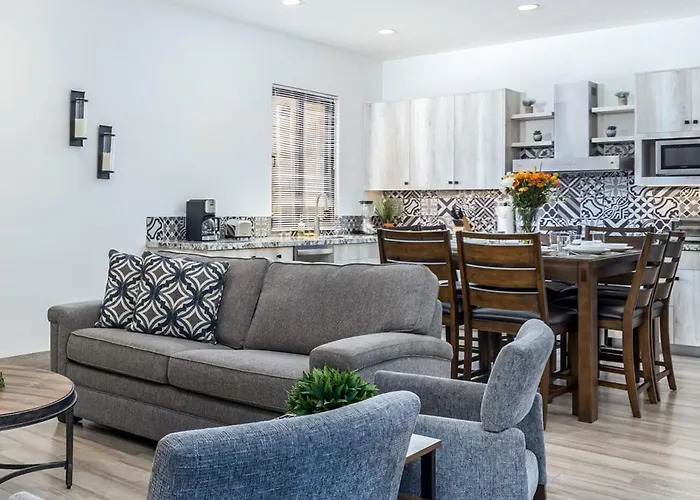 Deluxe Ground Floor 3 Bedroom Sleeps 8 With Amenities Сasa de vacaciones
