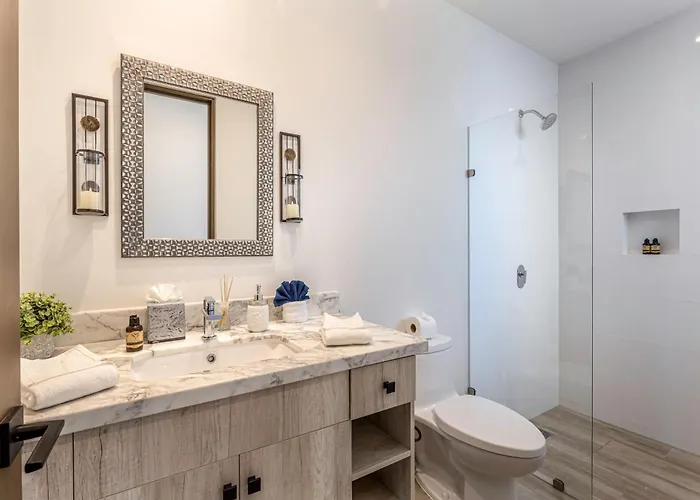 Deluxe Ground Floor 3 Bedroom Sleeps 8 With Amenities Сasa de vacaciones