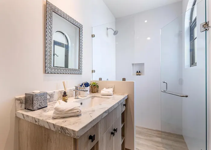 Сasa de vacaciones Deluxe Ground Floor 3 Bedroom Sleeps 8 With Amenities