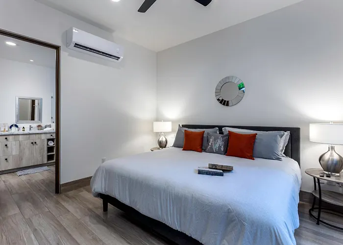 Deluxe Ground Floor 3 Bedroom Sleeps 8 With Amenities Сasa de vacaciones *