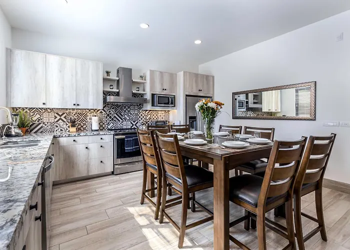 Deluxe Ground Floor 3 Bedroom Sleeps 8 With Amenities Сasa de vacaciones